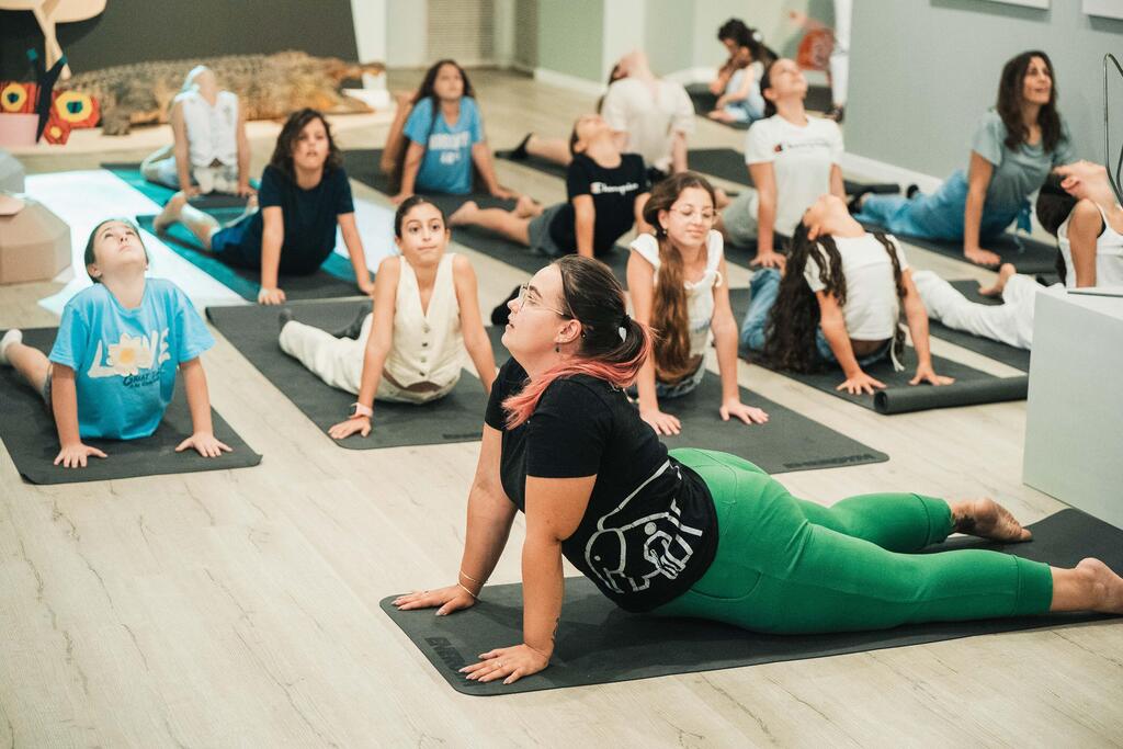 יוגה בגיל צעיר. מתוך התערוכה ״יוגה וחיות אחרות״