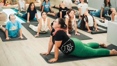 יוגה בגיל צעיר. מתוך התערוכה ״יוגה וחיות אחרות״