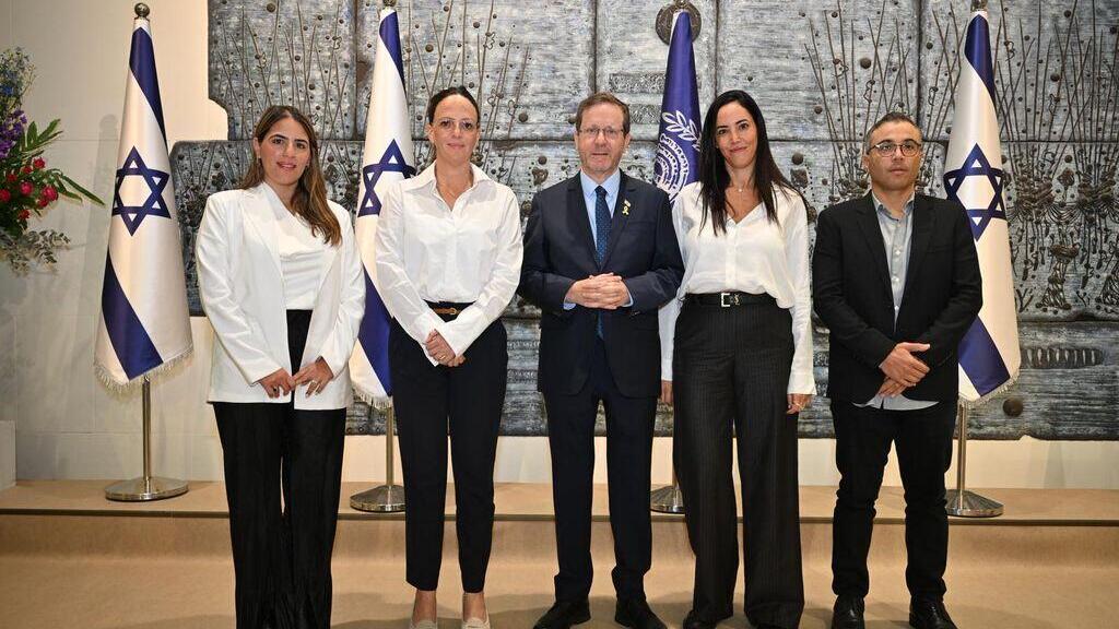 : מימין לשמאל אביטל פרדו, קרן דנציגר, הנשיא, יפעת בכור (מנכ״לית יוניסטרים) ועדן שמואל. (צילום: אלעד גוטמן) : מימין לשמאל אביטל פרדו, קרן דנציגר, הנשיא, יפעת בכור (מנכ״לית יוניסטרים) ועדן שמואל.