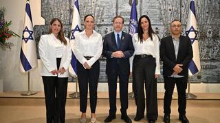 : מימין לשמאל אביטל פרדו, קרן דנציגר, הנשיא, יפעת בכור (מנכ״לית יוניסטרים) ועדן שמואל.