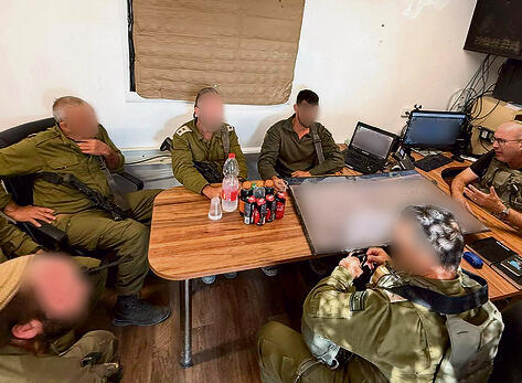 תסתכלו עליהם, ותראו אותנו