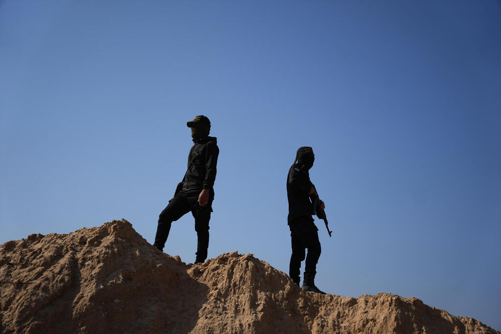 Palestinian Islamic Jihad terrorists in Gaza (Photo: AP Photo/Abdel Kareem Hana) חיפושים אחר גופות חטופים, צפונית לנוסייראת