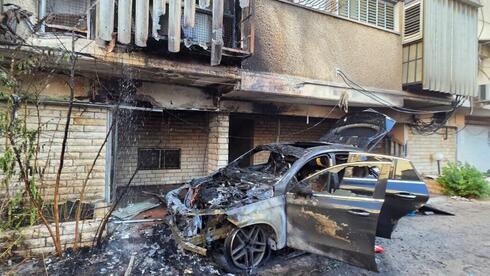 חשד להצתה בחיפה: מכונית עלתה באש – שהתפשטה לבניין מגורים