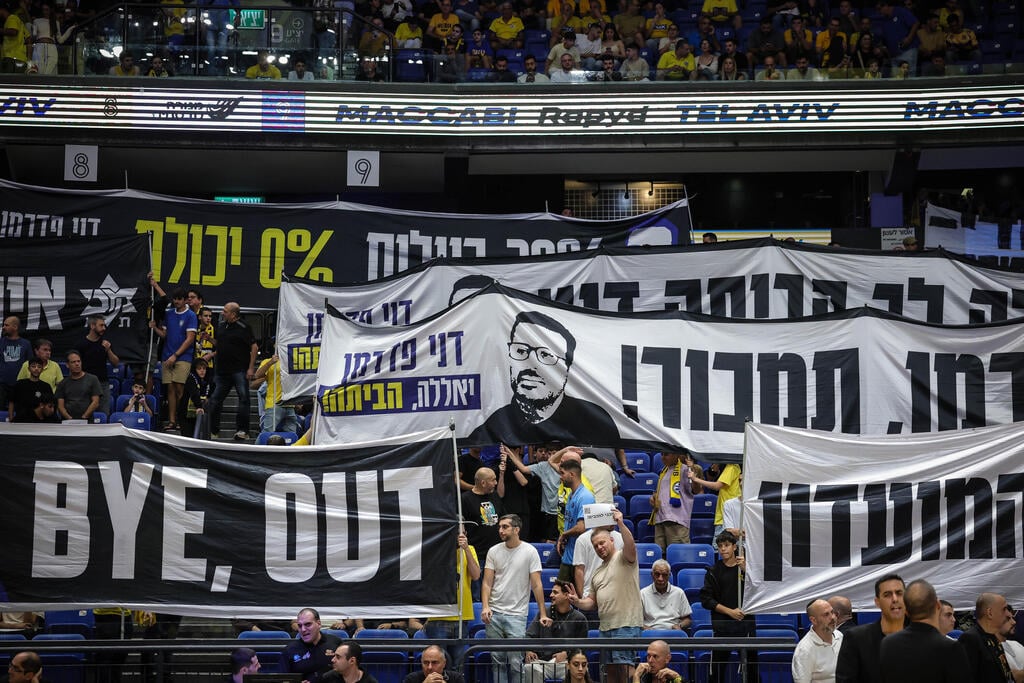 מחאת אוהדי מכבי ת"א (צילום: עוז מועלם) מחאת אוהדי מכבי ת"א