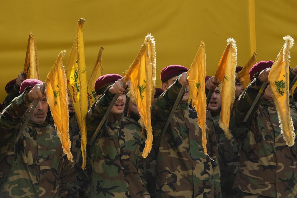 מחבלי חיזבאללה. כוח רדואן נשלח דרומה כדי "לבלום את ישראל" (צילום: AP Photo/Hussein Malla) הלוייתו של רמטכ"ל חיזבאללה הייתם עלי טבטבאי