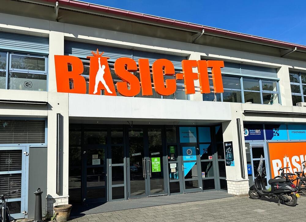 פתוח 7/24. סניף של רשת חדרי הכושר בייסיק פיט באמסטרדם (צילום: shutterstock) חדר כושר באמסטרדם