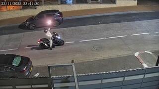 אופנוען ירה והשליך רימון לעבר בית בשוהם