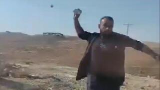 פלסטיני תוקף באבן מתיישב באזור הר חברון