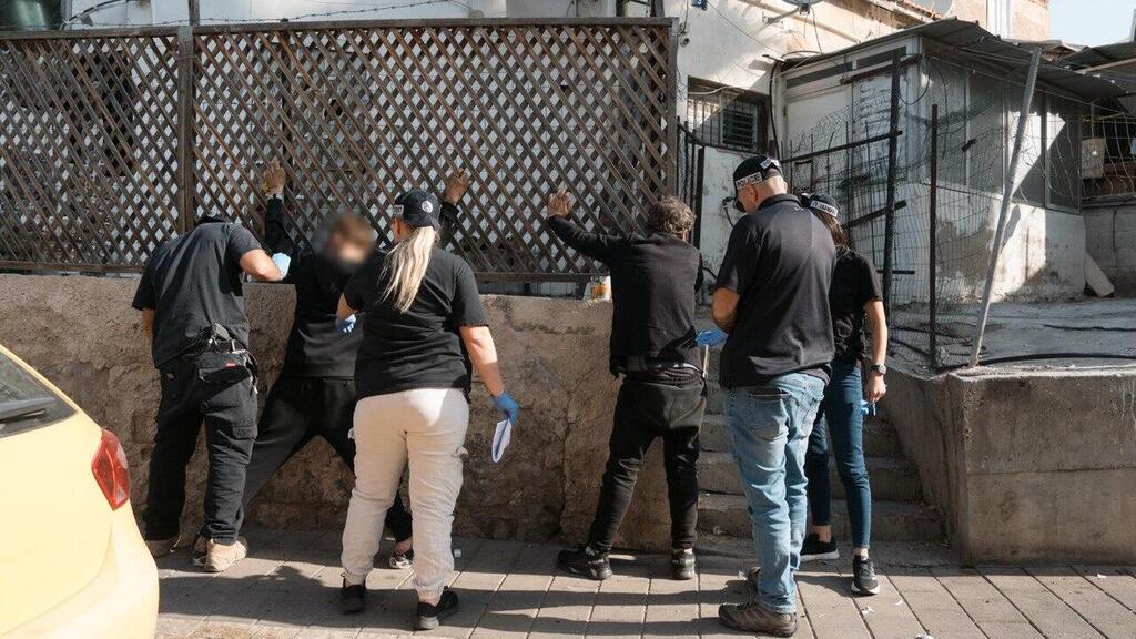 מעצר החשודים במעורבת בסחר בסמים בדרום תל אביב (צילום: דוברות המשטרה) מעצרם של 8 חשודים המעורבים בסחר בסמים בהיקפים גדולים באזור דרום תל אביב