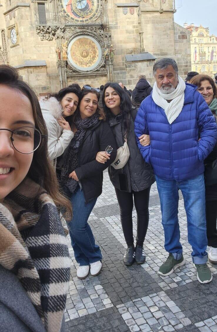 אהובית (זאת עם הפאוץ' יה) והמשפחה בפראג (צילום: אלבום פרטי) אהובית רבי גולן בפראג