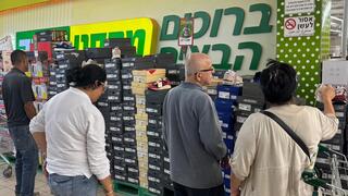 תצוגת נעלי ניו באלאנס במחסני השוק
