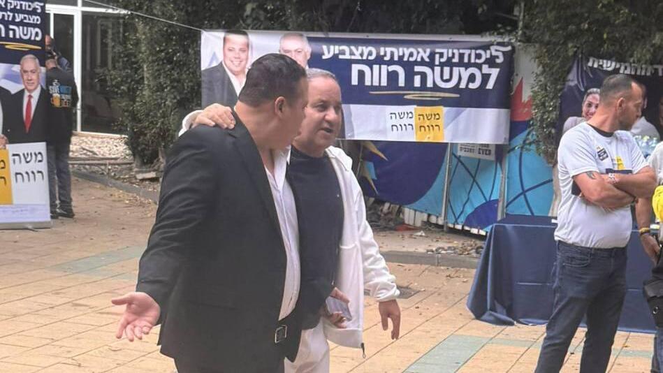 עזרא גבאי מצביע לבחירות של מרכז הליכוד בסניף ברמת גן