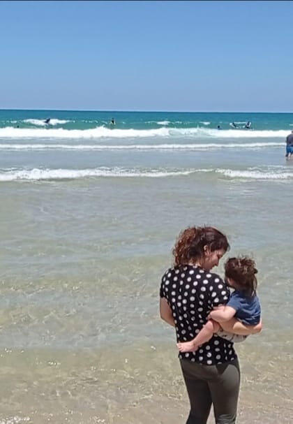 ויקה שקולניק ז"ל ובתה (צילום: באדיבות המשפחה) ויקה שקולניק ז"ל ובתה