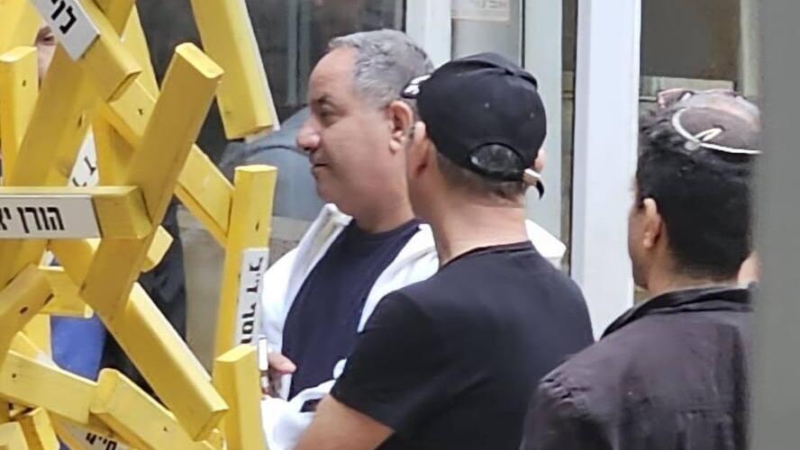 עזרא גבאי מצביע לבחירות של מרכז הליכוד בסניף ברמת גן