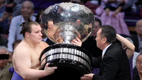 Ukrainian sumo wrestler rises in Japan