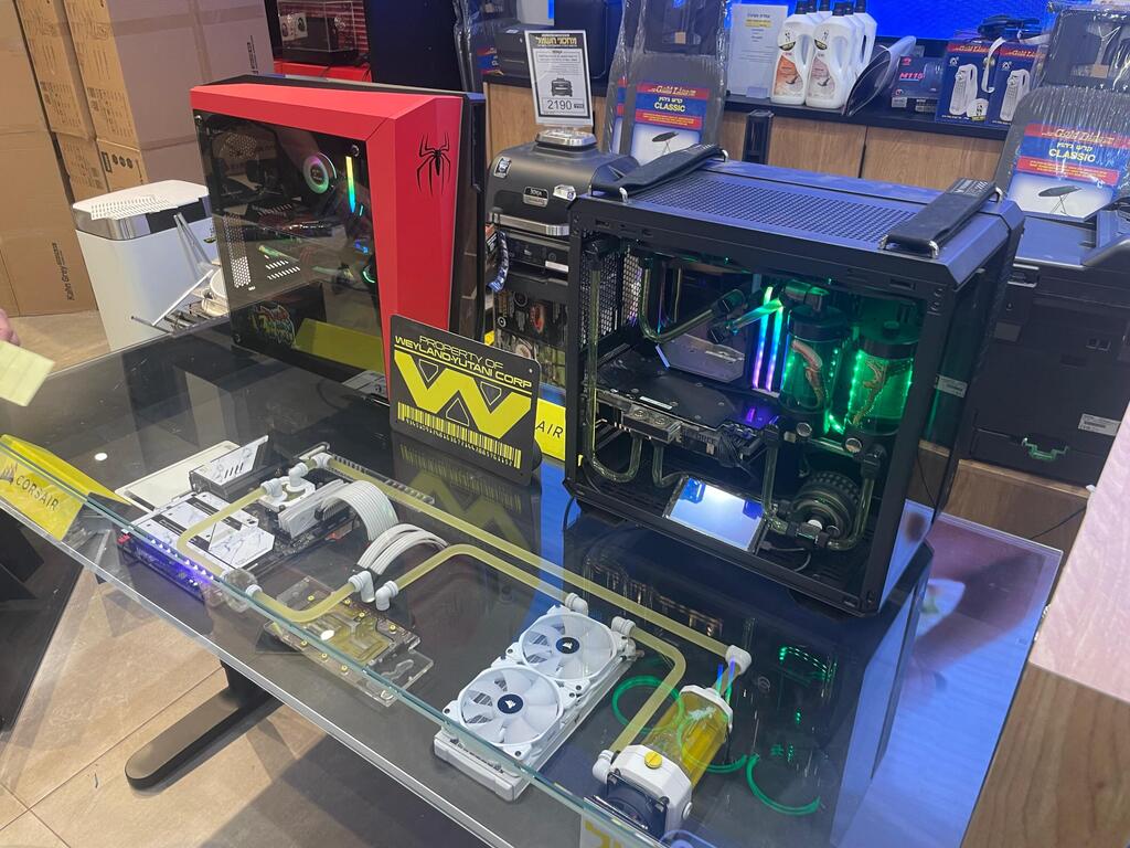 מחשב גיימינג מובנה בתוך שולחן שקוף המאפשר לצפות ברחבי המערכת 