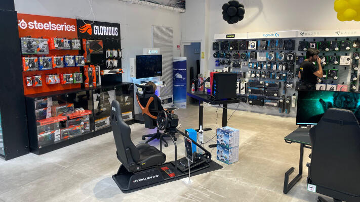 עמדת סימולטור מכוניות במתחם הגיימינג של מחסני חשמל עזריאלי ת"א