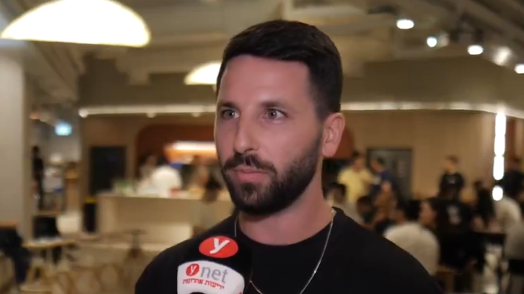 "ההקאתון הוא הניסיון שלנו לכנס את כל אנשי הסייבר ולהכניס אותם לעולם ה-AI" הידו כהן, Cyber Research Team Lead ב-Dream. (צילום: ירון שרון) הידו כהן, Cyber Research Team Lead ב-Dream.
