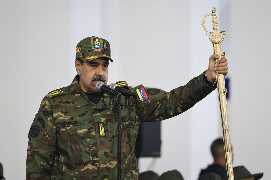 נשיא ונצואלה מדורו. עוד שש שנים איתו (צילום: Jesus Vargas/Getty Images) נשיא ונצולה מחזיק את חרב הגיבור סיימון בוליבר