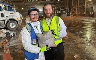 שוורץ עם אחד המתנדבים שמצאו את הטלית והתפילין