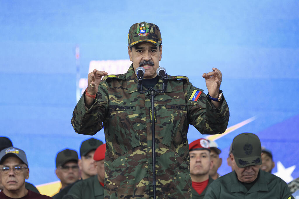 "ימיו ספורים". נשיא ונצואלה מדורו (צילום: Jesus Vargas/Getty Images) נשיא ונצולה בצעדה צבאית ואזרחית