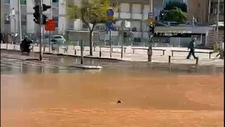 רחוב קפלן מוצף בעקבות עבודות בכביש