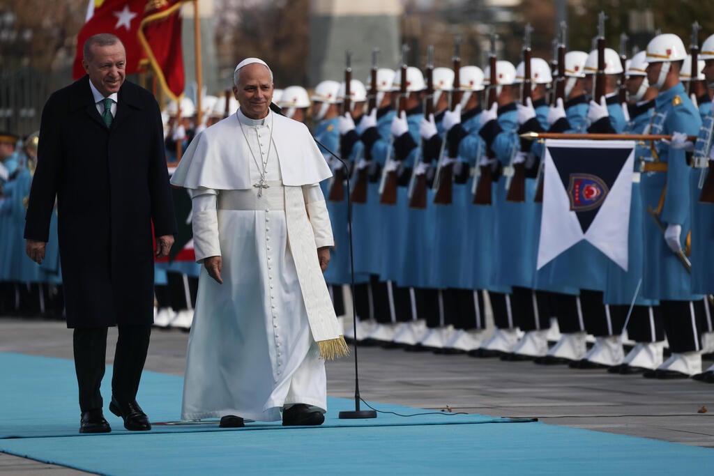 צילום: Chris McGrath/Getty Images נשיא טורקיה ארדואן עם האפיפיור ליאו ה-14 ב אנקרה