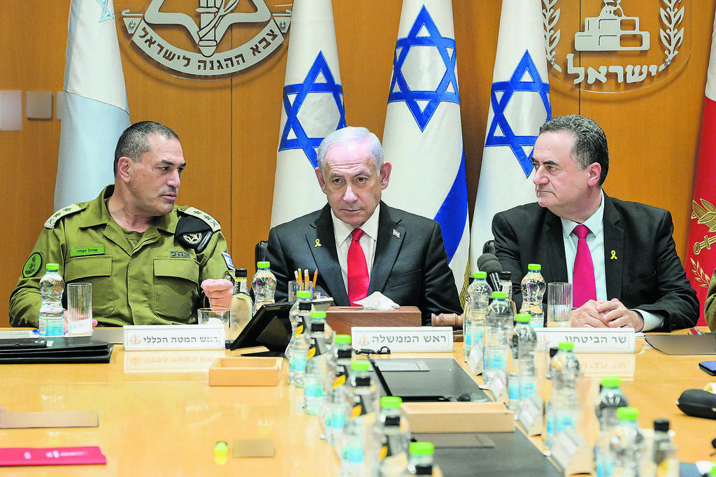שר הביטחון ישראל כ"ץ, ראש הממשלה בנימין נתניהו והרמטכ"ל רא"ל אייל זמיר (צילום: מעיין טואף, לע"מ) שר הביטחון ישראל כ"ץ, ראש הממשלה בנימין נתניהו והרמטכ"ל רא"ל אייל זמיר