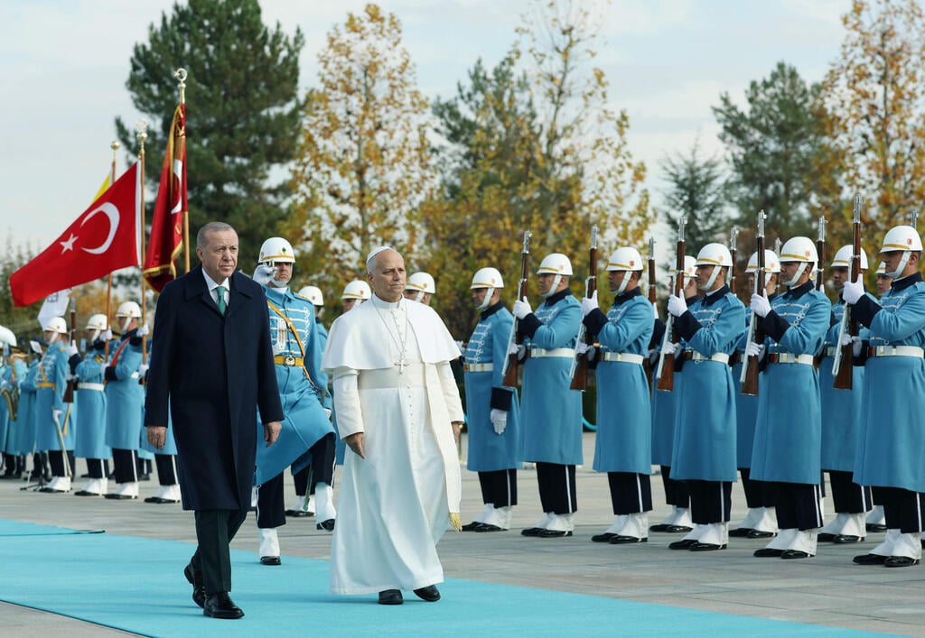 מסדר כבוד בכניסה לארמון הנשיאות (צילום: Mustafa Kamaci / TURKISH PRESIDENTIAL PRESS SERVICE / AFP) נשיא טורקיה ארדואן עם האפיפיור ליאו ה-14 ב אנקרה
