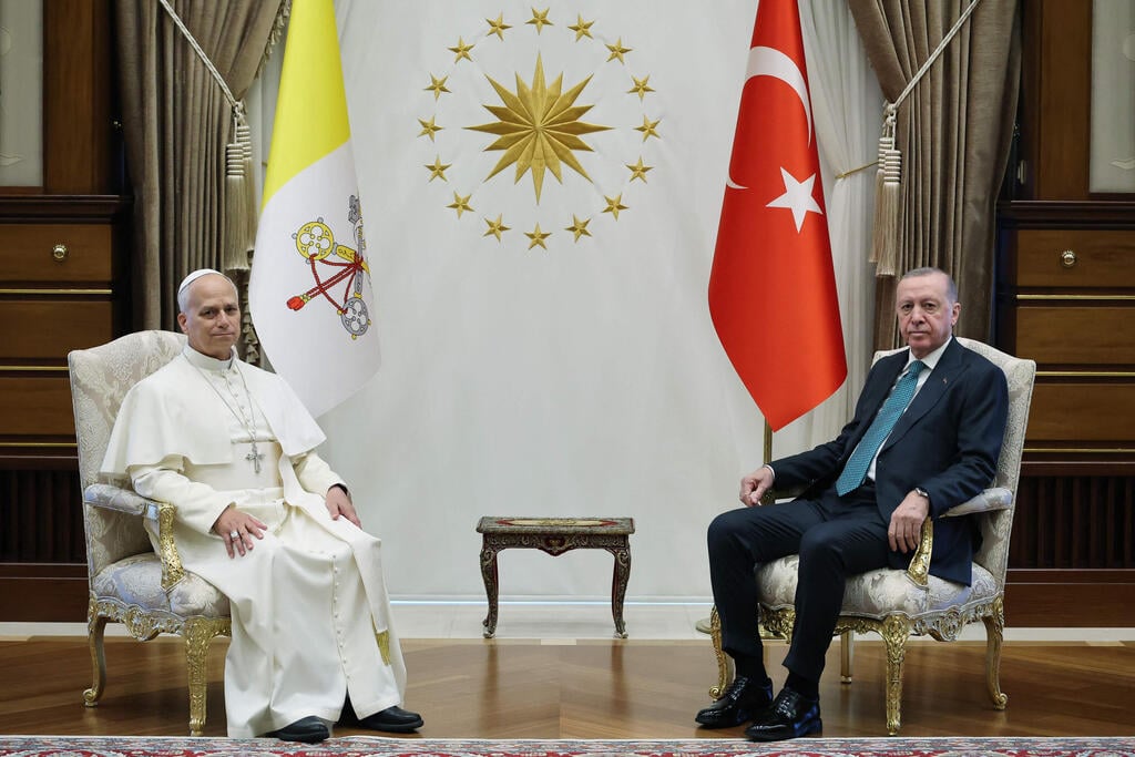צילום: AFP PHOTO / TURKISH PRESIDENTIAL PRESS SERVICE / HANDOUT נשיא טורקיה ארדואן עם האפיפיור ליאו ה-14 ב אנקרה