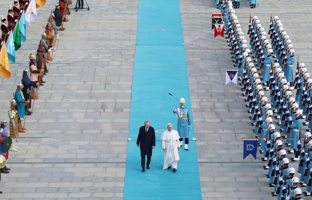 צילום: AFP PHOTO / TURKISH PRESIDENTIAL PRESS SERVICE נשיא טורקיה ארדואן עם האפיפיור ליאו ה-14 ב אנקרה
