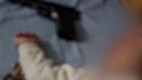 תיעוד: אב משחק בנשקו מעל בנו התינוק