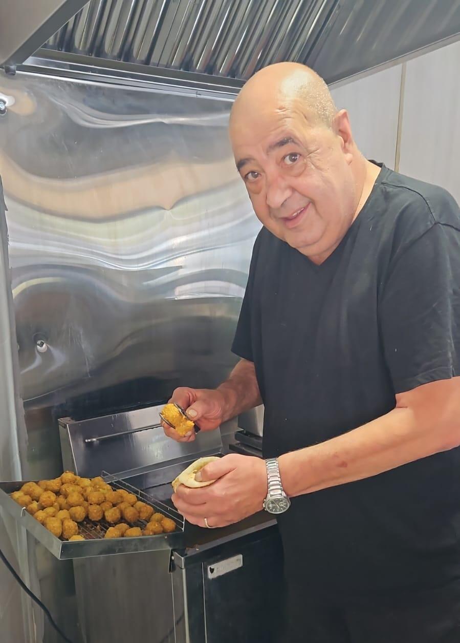 "אחרי חודש וחצי בתל אביב החלטתי שאני חוזר הביתה". שמעון עמר שמעון עמר, תושב קריית שמונה ובעל "פלאפל עמר"