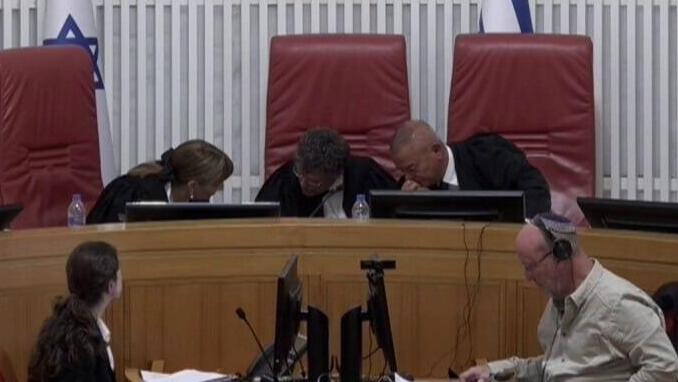 השופטים מתייעצים (צילום: דוברות הרשות השופטת) דיון בעתירה על מינוי השופט בדימוס בן חמו לניהול חקירת הפצ"רית
