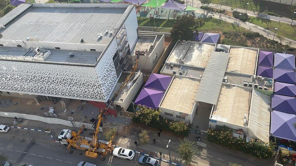 קריסת המנוף מלמעלה. מימינו חצר גן הילדים מנוף קרס בסמוך לגן ילדים בגבעת שמואל, ללא נפגעים
