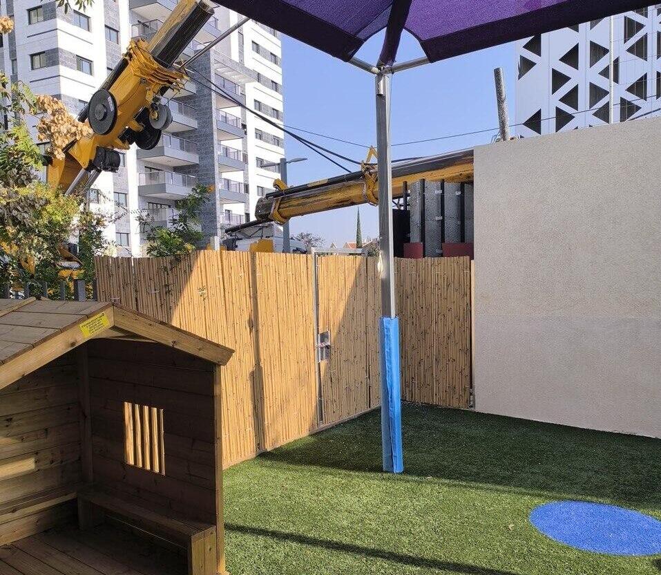 "רק מזל מנע אסון רב נפגעים" מנוף קרס בסמוך לגן ילדים בגבעת שמואל, ללא נפגעים