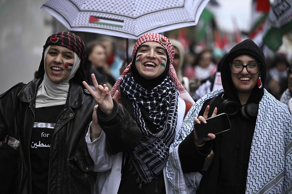 צילום: JULIEN DE ROSA / AFP הפגנה מפגינים פרו פלסטינים פריז צרפת