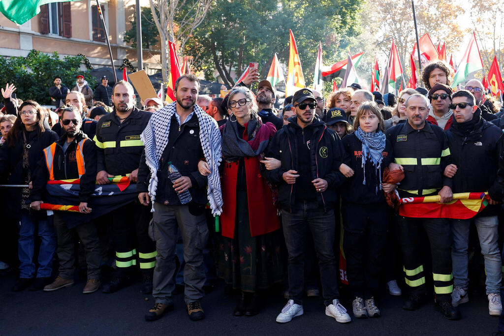צילום: רויטרס/REUTERS/Remo Casilli גרטה טונברג הפגנה פרו פלסטינית רומא איטליה