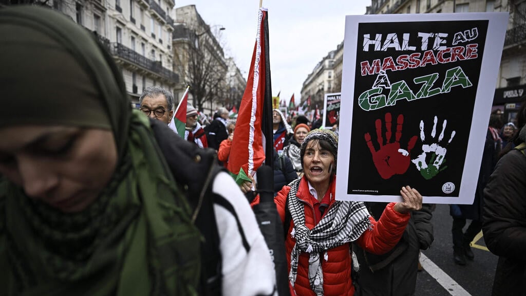 Pro-Palestinian protest in Paris, November (Photo: JULIEN DE ROSA / AFP) הפגנה מפגינים פרו פלסטינים פריז צרפת