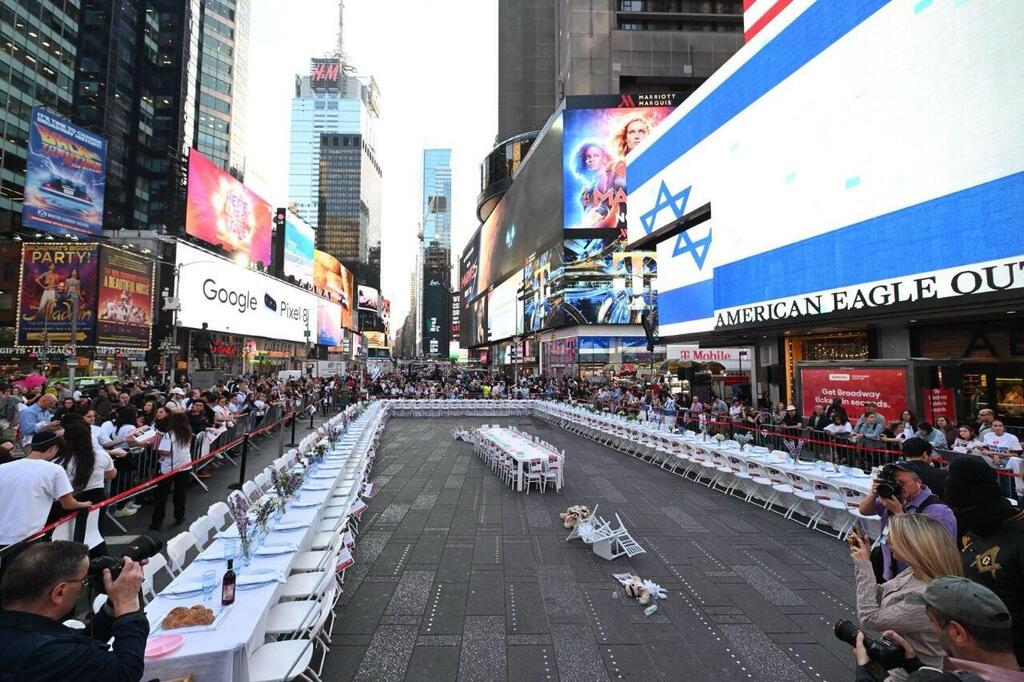 IAC's 'Empty Shabbat Table' installation, which became a global symbol of the hostages in Gaza (Photo: Noam Galai) מיצב שולחן השבת הריק בטיימס סקוואר, אוקטובר 2023