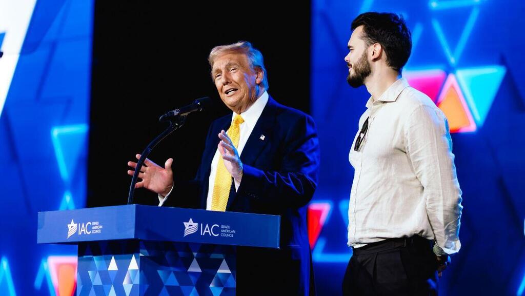 President Donald Trump has spoken at two previous IAC annual summits (Photo: Eclipse Media) נשיא ארה"ב דונלד טראמפ נואם בכנס IAC בוושינגטון בספטמבר 2024 לפני הבחירות לנשיאות. לידו אנדריי קוזלוב, החטוף שחולץ במבצע ארנון