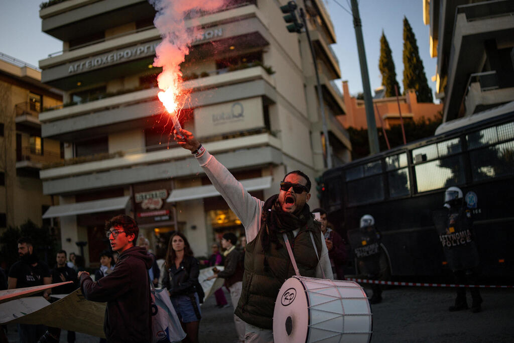 צילום: רויטרס/REUTERS/Stelios Misinas מפגינים פרו פלסטינים הפגנה מחוץ ל שגרירות ישראל ב אתונה יוון