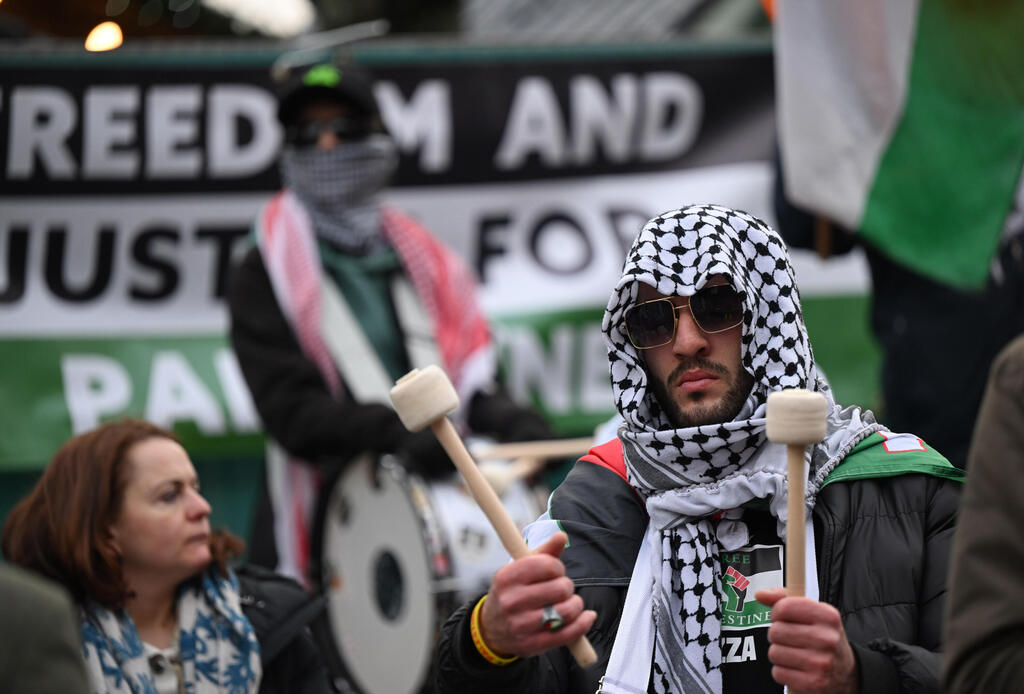 צילום: Charles McQuillan/Getty Images הפגנה מפגינים פרו פלסטינים בלפסט צפון אירלנד