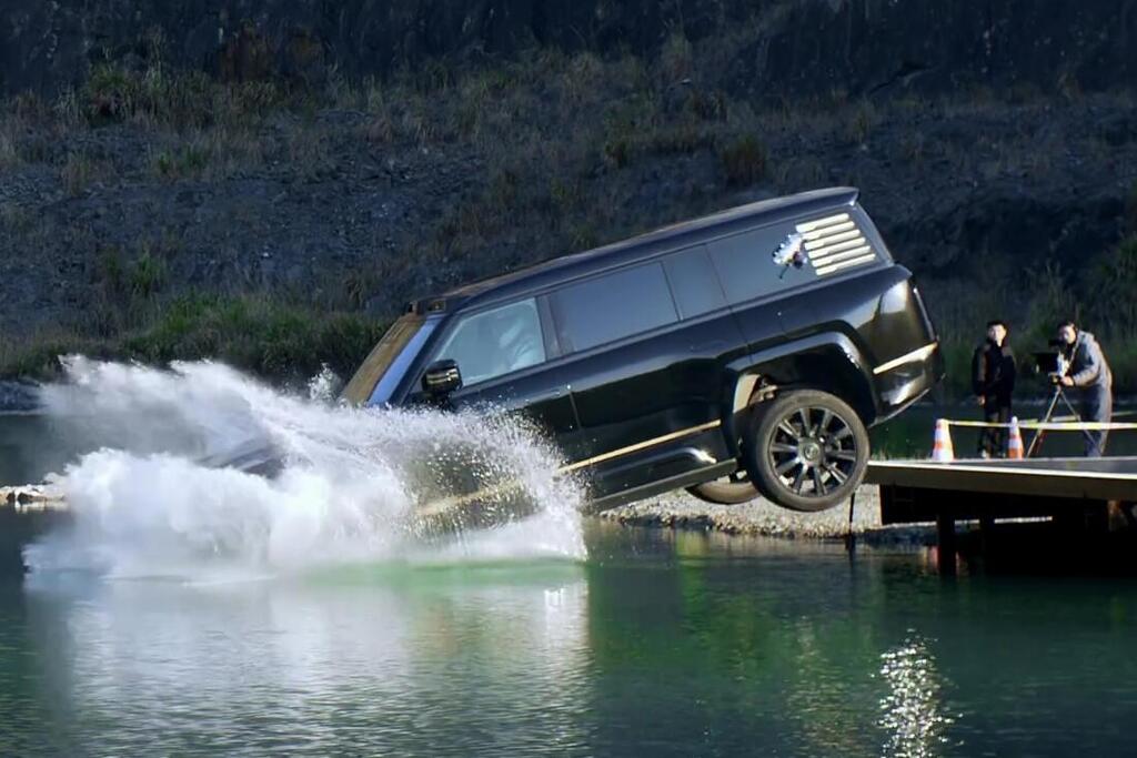 צפו: הרכב הסיני ששוקע במים אך שומר על נוסעיו