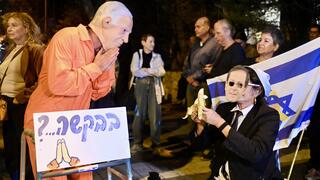 "חנינה למחריב המדינה? ההיסטוריה תזכור": קולות המחאה מול ביתו של הרצוג