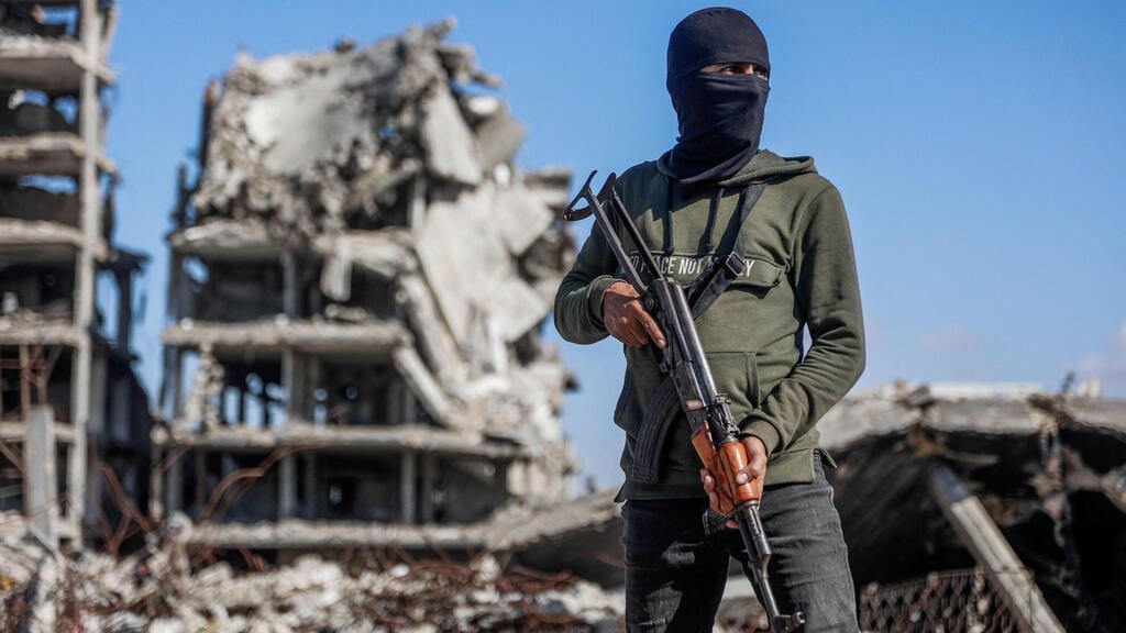 A Hamas terrorist in Gaza (Photo: Omar al-Qattaa/ AFP) חיפושים בג'באליה
