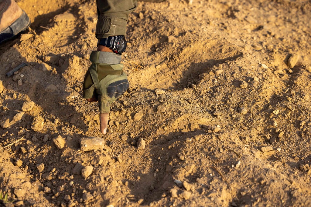 Footprints in the sand (Photo: Tal Shahar) עקבה בחול בסמוך לגדר