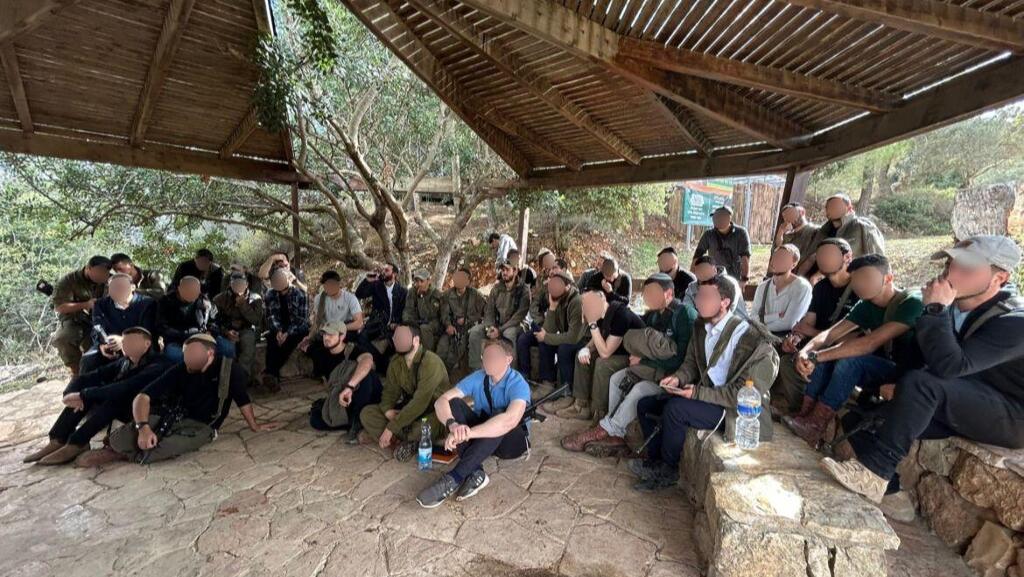 שומעים מורשת קרב בקסטל, אתמול. לוחמי חטיבת חשמונאים לוחמים חרדים בחטיבת החשמונאים שומעים מור״ק על הלוחמים החרדים שלחמו בקרב הקסטל במלחמת העצמאות