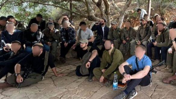 לוחמים חרדים בחטיבת החשמונאים שומעים מור״ק על הלוחמים החרדים שלחמו בקרב הקסטל במלחמת העצמאות