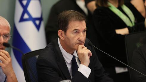 הרב הירש נגד ביסמוט